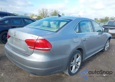 2014 Volkswagen Passat 1.8T Se z USA, uszkodzony, nr VIN 1VWBT7A33EC051576